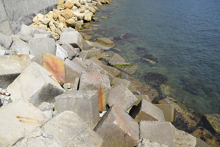 海边防波堤上的石头防浪海边防波堤上的石头防浪图片