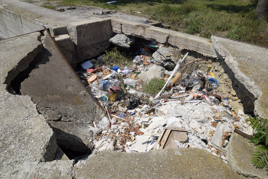 俄罗斯Novorossiysk2018年月6日沙滩附近的Novorossiysk市混凝土堤旁的坑里堆一垃圾沙滩附近的Novoro图片