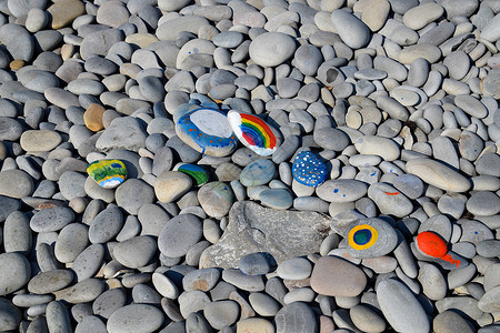 彩绘的石头石头上画着的彩虹花彩绘的石头石头上彩绘的彩虹矿物高清图片素材