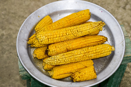 在铝盘上煮玉米黄青有用和美味的食物黄煮青玉米有用和美味的食物黄煮青玉米有用和美味的食物背景图片