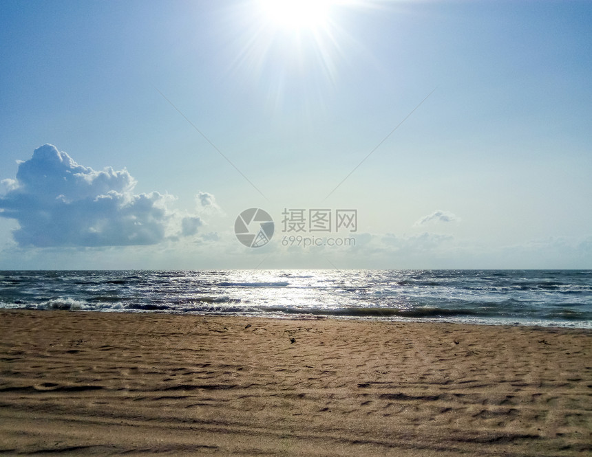 海平面的线与天空太阳的波浪和光彩从海中反射出来海景图片