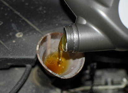汽车发动机生石油变化通过漏斗填满石油汽车维修站图片