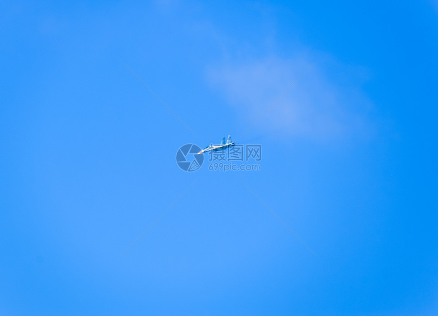 俄罗斯战斗机在空中飞行图片