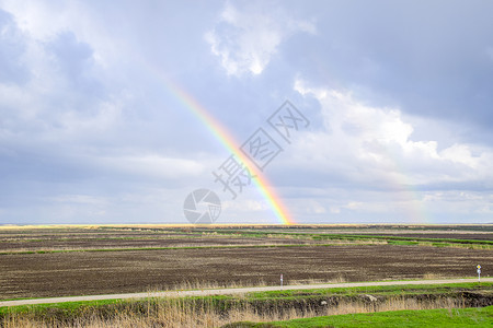 咖色象彩虹风景的象雨后彩虹的形成光线折射和谱扩展彩虹风景的象背景