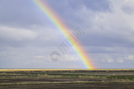 彩虹风景的象雨后彩虹的形成光线折射和谱扩展彩虹风景的象图片