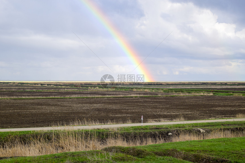 彩虹风景的象雨后彩虹的形成光线折射和谱扩展彩虹风景的象图片