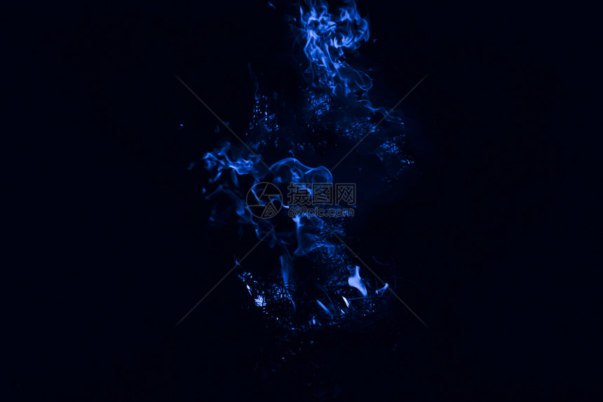 蓝色火焰开火晚上烧稻草蓝色火焰晚上焚烧稻草图片