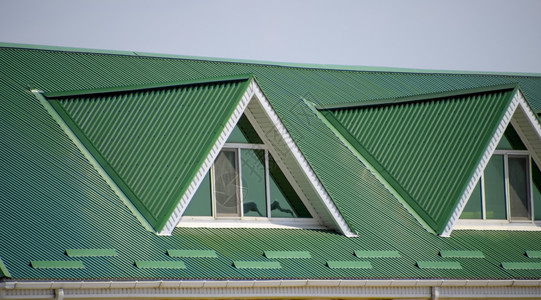 有塑料窗和绿色瓦楞板屋顶的房子屋顶金属型材波浪形的房子与塑料窗波纹金属型材和塑料窗的绿色屋顶有塑料窗和绿色瓦楞板屋顶的房子绿色屋图片