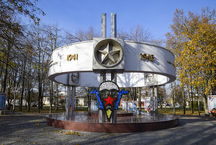 俄罗斯库班的拉夫扬克人2016年9月日纪念碑和牌子命名了库班的斯拉夫扬克人永久火焰缅怀阵亡士兵纪念碑和牌子命名了斯拉维扬克人永久背景图片