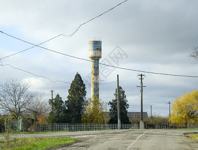 村里的老水塔秋天风景高清图片