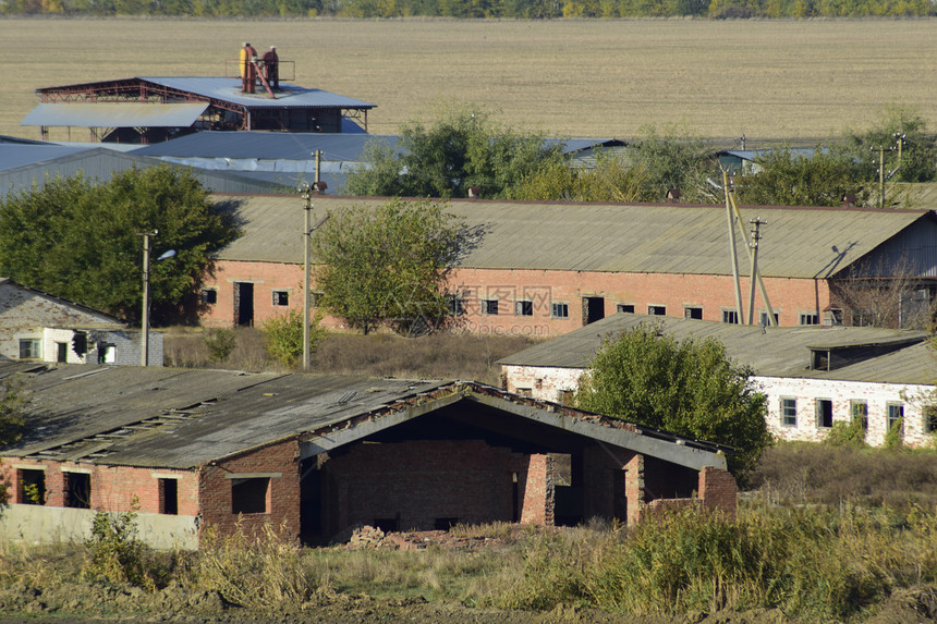 前工厂和仓库的旧废弃建筑被摧毁的基本油厂苏联遗产旧砖楼库班定居点图片