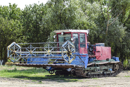 农业机械收获谷物的机器稻头结合收割器稻头机结合收割器图片