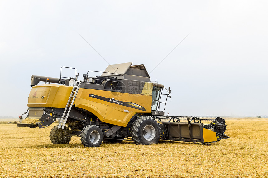 俄罗斯克拉诺达尔附近的田地2017年月5日用联合收割机小麦成熟田农业机械与联合收割机小麦图片