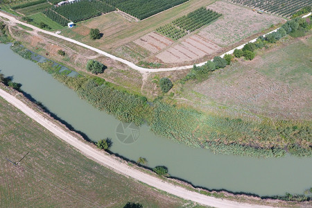 河流道的顶端视图空气摄影区河道的顶端视图图片