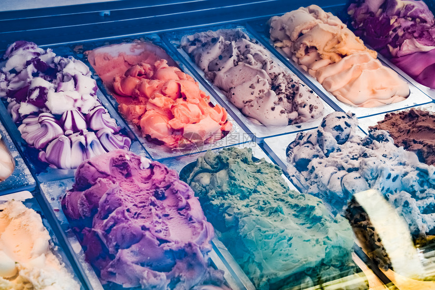 冰箱里有不同种类的冰淇淋图片