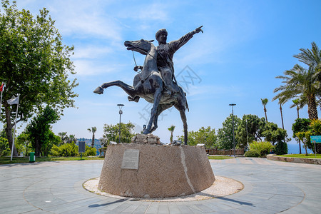 土耳其安塔利亚2019年5月日SultanSeljuk纪念碑SultanSeljuk苏丹骑马的土耳其安塔利亚纪念碑SultanS背景图片