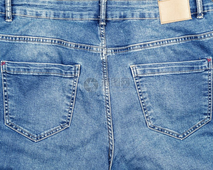 蓝色牛仔裤背面有口袋和皮革标签全框图片