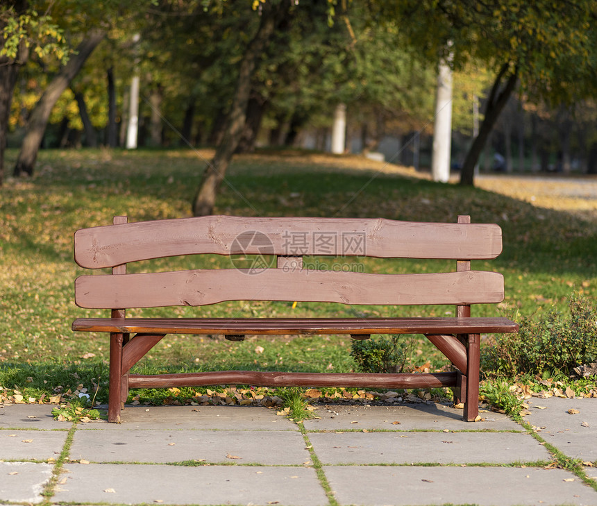 下午在乌克兰Kherson市公园的棕色木板凳图片