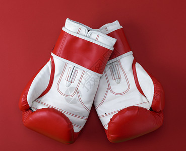 一对红色白皮革拳击手套红色背景顶部视图背景图片