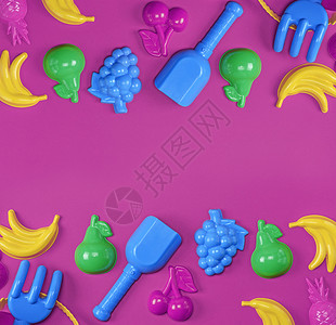 儿童塑料玩具以水果和桶为形式的玩具粉红背景复制空间图片