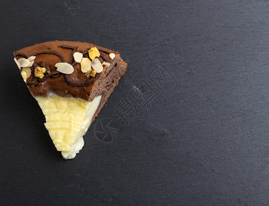 带有白奶油顶视图复制空间的巧克力蛋糕饼图片
