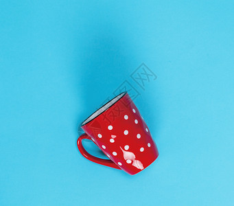 蓝色背景顶视图的白圆中空红色陶瓷杯图片