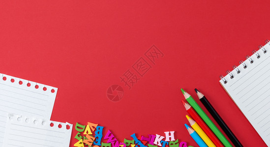 直线白空纸彩色木铅笔红背景的木字母横幅背景图片