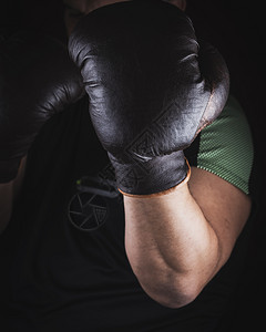 运动员站在拳架上戴着棕色皮手套图片