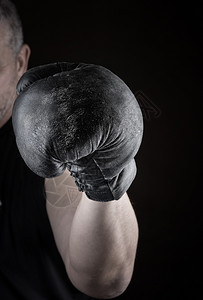 运动员站在拳架上戴着黑色皮手套图片