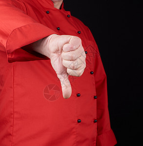 穿红制服的厨师显示手势不喜欢黑色背景图片