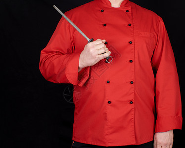 穿红制服的厨师拿着刀磨工具黑色背景复制空间背景图片
