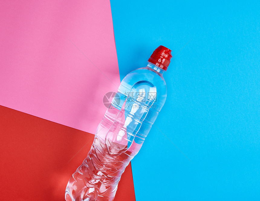 具有淡水的透明塑料瓶抽象背景复制空间图片