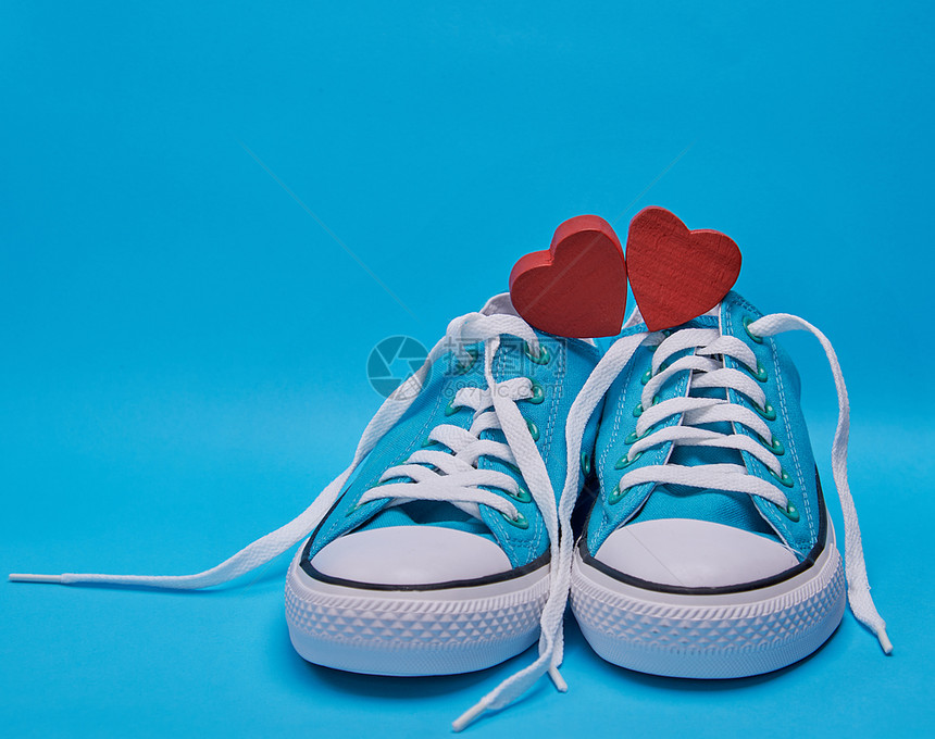两件蓝色的纺织运动鞋带白的不穿子和两件红心的图片