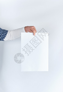 男子手握空白的长方形纸页空字母间图片