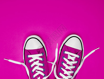 橡皮底帆布鞋粉红色背景顶视图复制空间背景