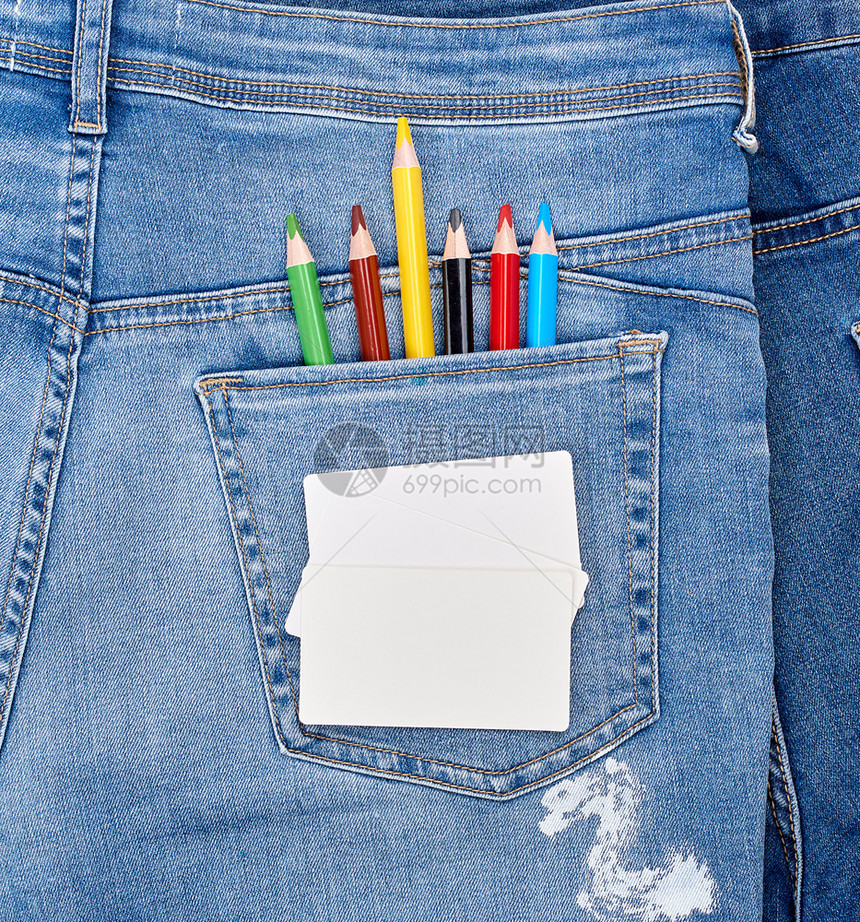 白空名片和全框蓝牛仔裤后口袋的彩色铅笔图片