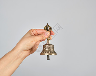 女手握铜铃用于替代药物冥想和放松背景图片