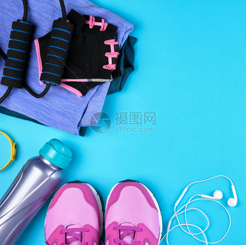 一对粉色运动鞋有蓝背景顶部视图复制空间服装和运动用品的带鞋图片