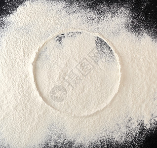 喷洒白面粉从筛选处的圆印面最高视图图片