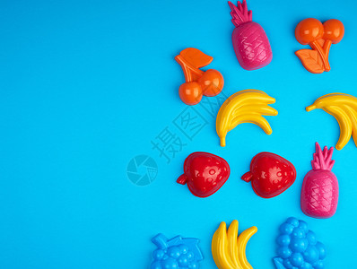 多色塑料玩具水果蓝色背景空间背景图片