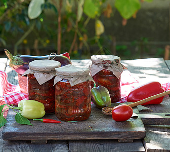 罐装茄子切片在木制桌上的玻璃罐中加辣味蔬菜酱高清图片