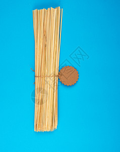 蓝背景空间的烧烤用木竹棍捆绑的图片