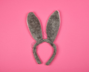 一只有粉红背景的耳朵野兔毛发头巾是花丽裙子的喜悦属高清图片