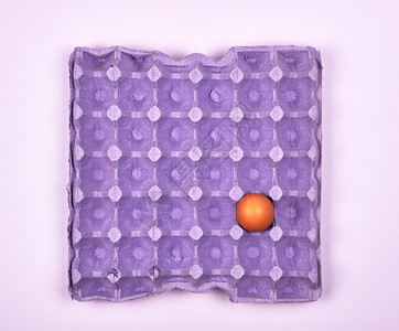 带细胞的生鸡蛋紫色保护托盘顶视图图片