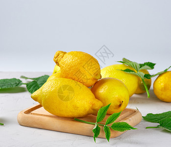 新鲜成熟的全黄柠檬做夏季饮料的原关闭图片