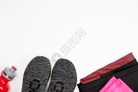 白色背景顶视图的黑色纺织品鞋和其他适合运动品图片
