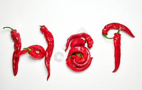 满的红辣椒白色背景的红辣椒水果上写着热的字图片