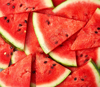 三角切片成熟的红西瓜棕籽明亮的夏季纹理背景背景图片
