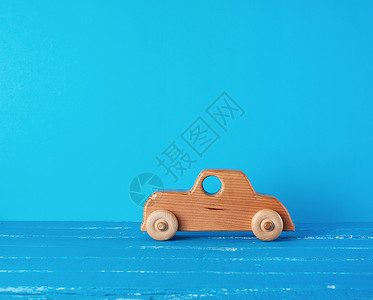 蓝色背景的老木童车复制空间图片