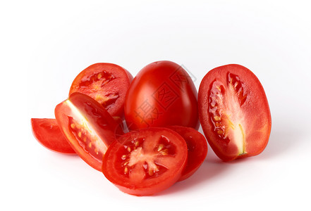 成熟的全红番茄和白底切片秋季收获沙拉和烹饪背景图片